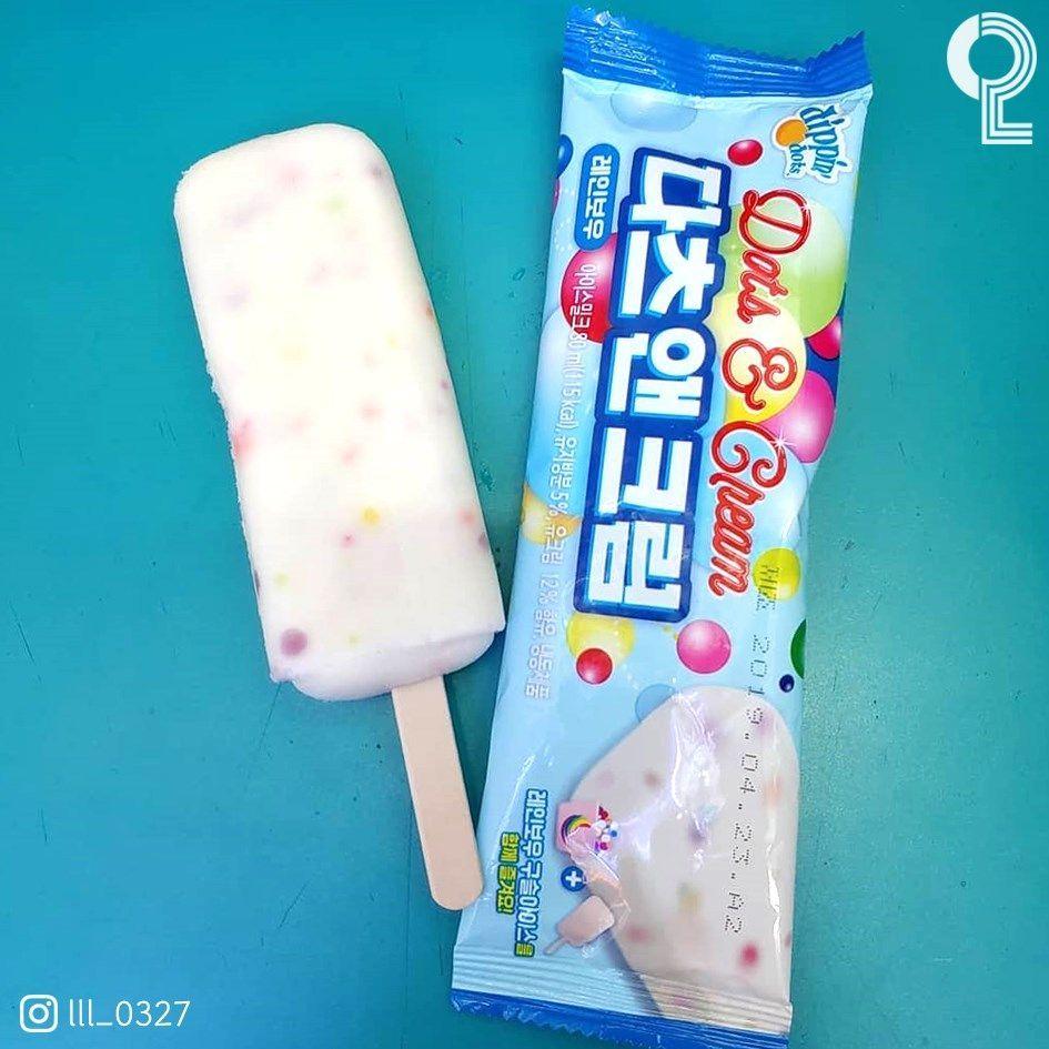 韓國彩虹糖球牛奶冰棒，奶味冰品搭配色彩繽紛糖球，趣味視覺效果吸引注意。